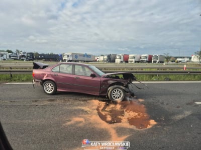 Ogromny korek na S8 w stronę Wrocławia. Osob&oacute;wka wpadła w barierki