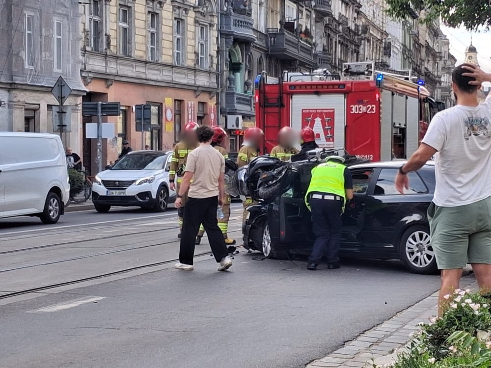 Zderzenie motocykla z samochodem osobowym we Wrocławiu. Motocyklista trafił do szpitala