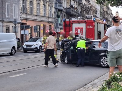 Motocykl wbił się w samoch&oacute;d na ul. Traugutta! Jedna osoba trafiła do szpitala