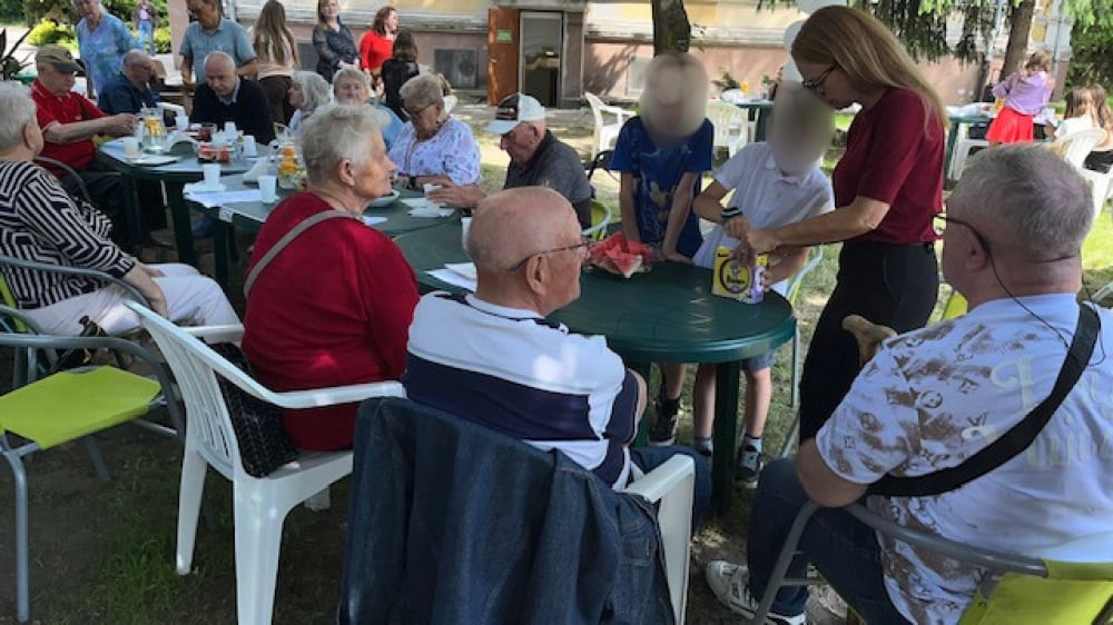 Międzypokoleniowy piknik w Legnicy. Młodzi podopieczni Ośrodka Pomocy Terapeutycznej spotkali się z seniorami - Międzypokoleniowy piknik w Legnicy