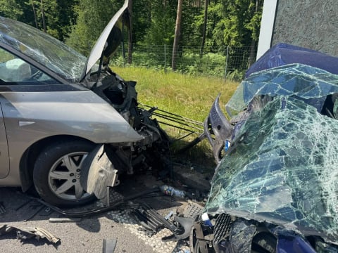 Czołowe zderzenie na granicy powiatów. Dwie osoby ranne, lądował helikopter LPR [ZDJĘCIA] - 1