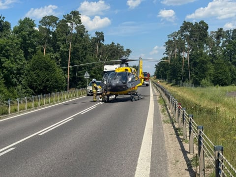 Czołowe zderzenie na granicy powiatów. Dwie osoby ranne, lądował helikopter LPR [ZDJĘCIA] - 2