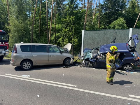Czołowe zderzenie na granicy powiatów. Dwie osoby ranne, lądował helikopter LPR [ZDJĘCIA] - 3