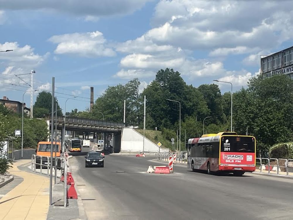 Duże utrudnienia w Wałbrzychu. Zamknięto część jednej z najważniejszych ulic w mieście