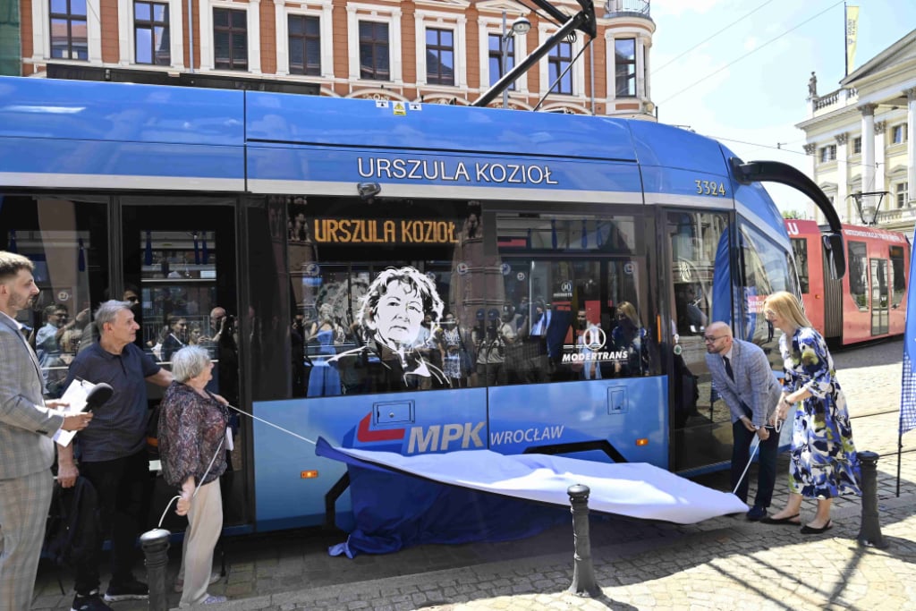 Wrocławski tramwaj ma nową patronkę. To związana z miastem poetka i felietonistka