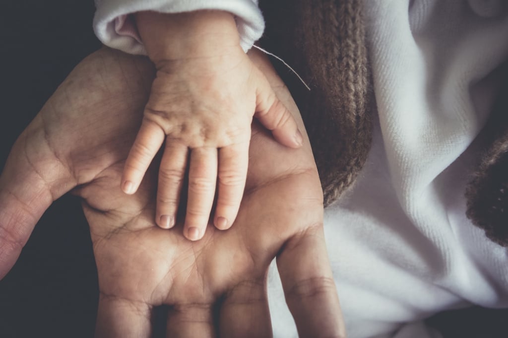 Ojcowie coraz chętniej zostają z dziećmi w domu. Ogromny skok w statystykach ZUS-u