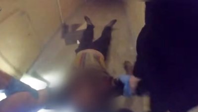 Policjanci wyciągnęli mężczyznę z płonącego mieszkania. Zobacz dramatyczne nagranie