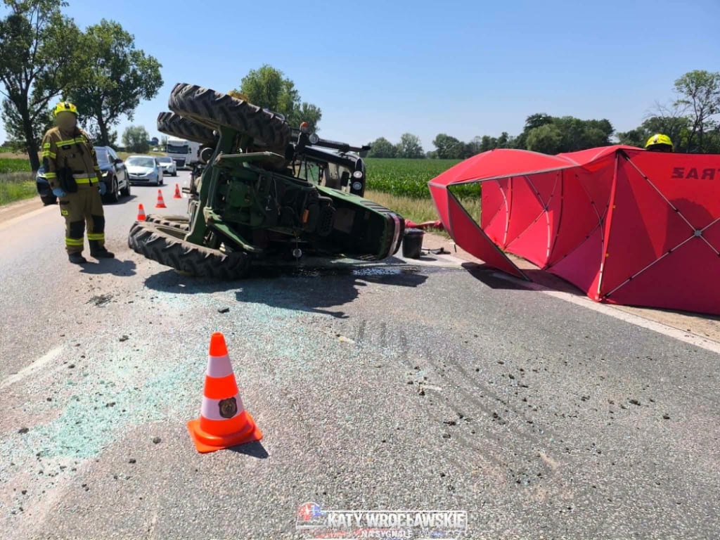 Wypadek na drodze krajowej numer 8. Przewrócony traktor blokuje trasę [ZDJĘCIA]