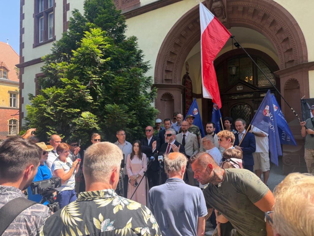 Grzegorz Braun w Oleśnicy. Najpierw pikieta przed sądem, a później rozprawa