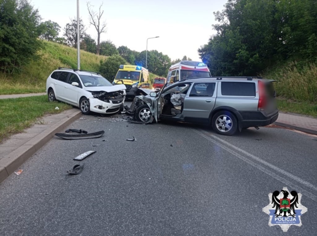 Zasnęła za kierownicą i doprowadziła do "czołówki". Poważny wypadek w Wałbrzychu [ZDJĘCIA]