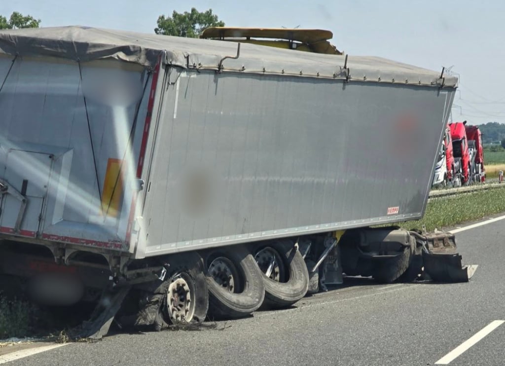 Autostrada A4 zablokowana na kilka godzin. Ciężarówka uderzyła w most i bariery
