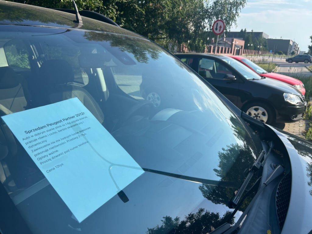 Jelcz-Laskowice: Parkingi zmieniły się w... komisy samochodowe. A mieszkańcy nie mają gdzie stanąć