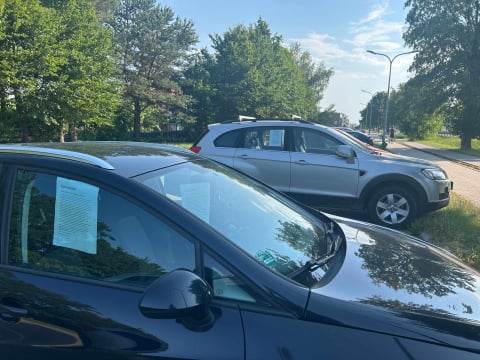 Jelcz-Laskowice: Parkingi zmieniły się w... komisy samochodowe. A mieszkańcy nie mają gdzie stanąć - 1