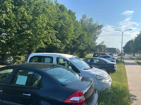 Jelcz-Laskowice: Parkingi zmieniły się w... komisy samochodowe. A mieszkańcy nie mają gdzie stanąć - 2