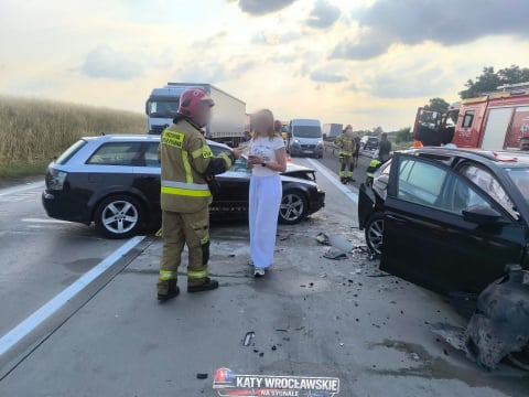 Karambol na autostradzie A4. Jedna osoba ranna, trasa w stronę Wrocławia była zablokowana [ZDJĘCIA] - 1