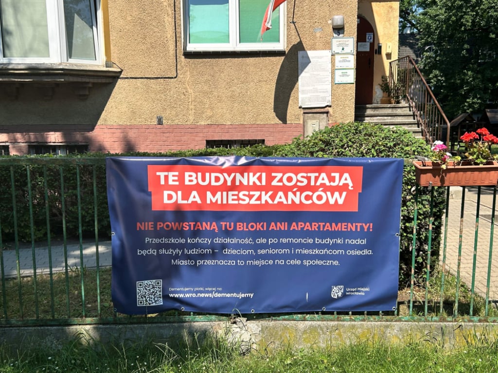 Tak Wrocław walczy z dezinformacją. Banery na płotach to nowy sposób komunikacji z mieszkańcami