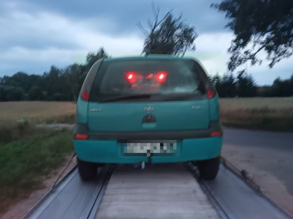 Policjanci zatrzymali 87-letniego kierowcę, za brak pasów. Podczas kontroli wyczuli od niego charakterystyczną woń alkoholu...