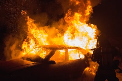Policjanci z Legnicy szukają podpalacza. Spłonęły dwa samochody na obrzeżach miasta