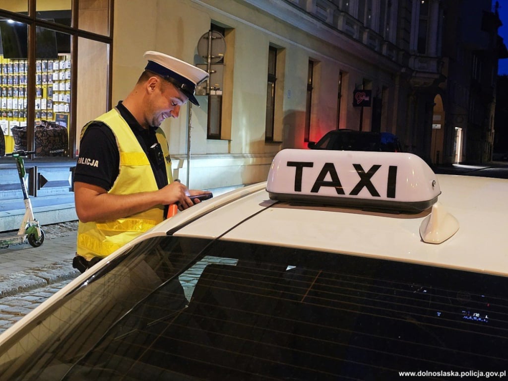 Ponad 700 skontrolowanych pojazdów i blisko 760 wylegitymowanych taksówkarzy. To bilans nocnej akcji policji