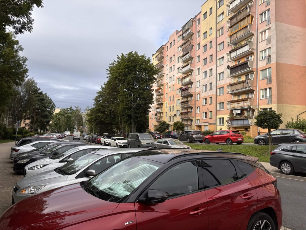 Parkingowy koszmar na jeleniogórskim Zabobrzu. "Po prostu nie ma miejsc"
