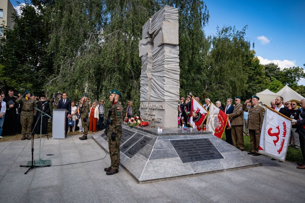 Marsz pamięci ofiar rzezi wołyńskiej. Przez Wrocław przeszło około 1000 osób