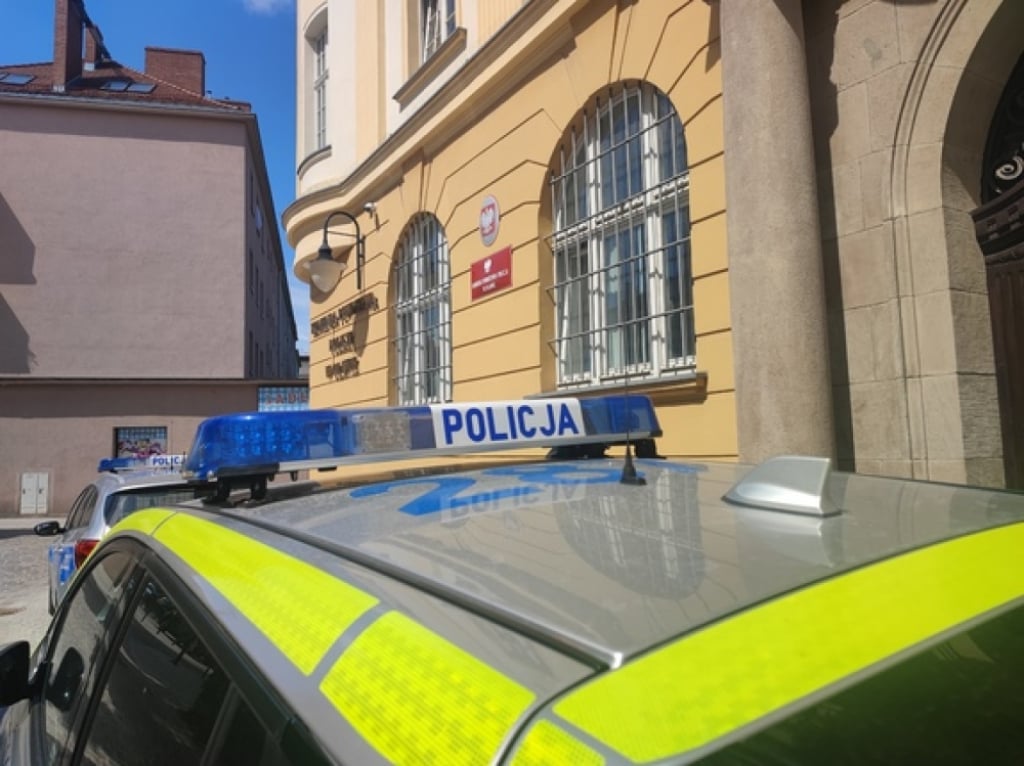 Od kilku dni nie widywali się na klatce schodowej. Sąsiedzka czujność uratowała życie 92-letniej mieszkanki Oławy