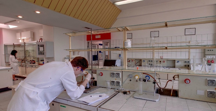 Sypie się Audytorium wydziału chemii - Fot. UWr