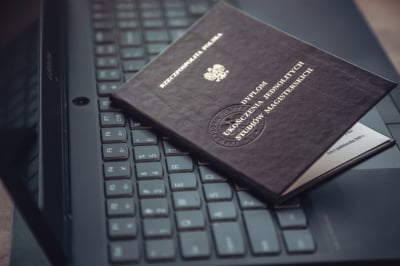 Wrocławska uczelnia z zarzutami od UOKiK za niejasne zasady zawierania um&oacute;w