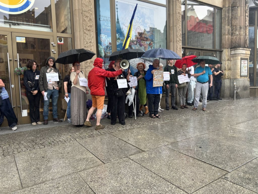 Pikieta przeciwko nienawiści na wrocławskim rynku. "Trzeba reagować"