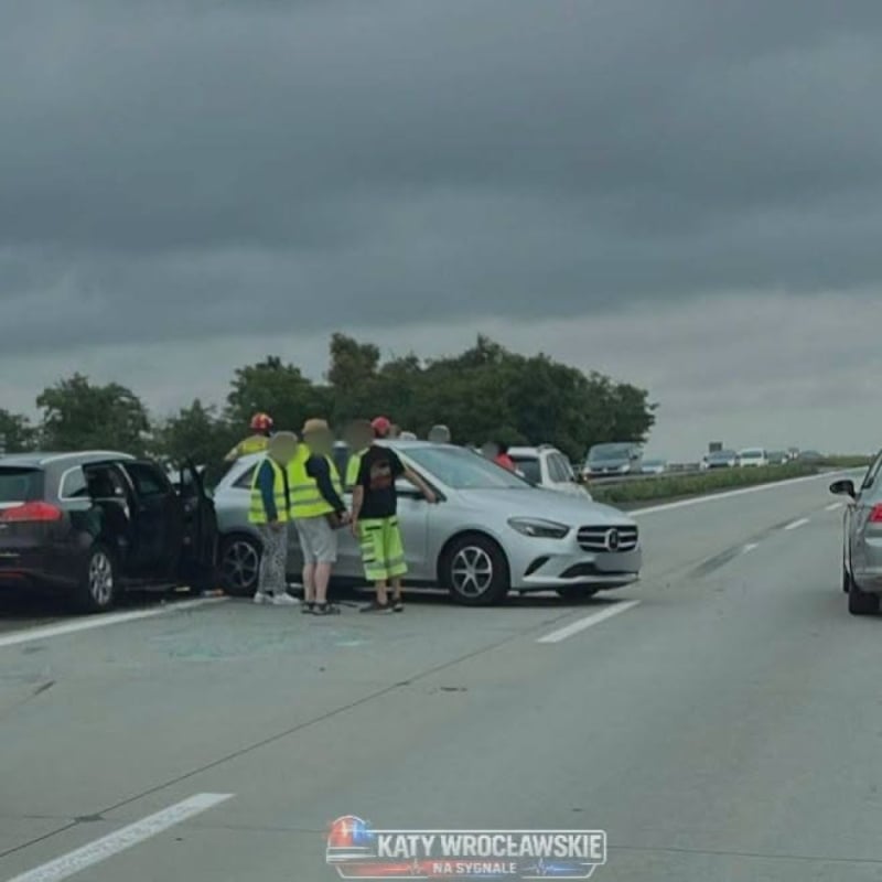 Utrudnienia na autostradzie A4. Kolizja 3 samochodów