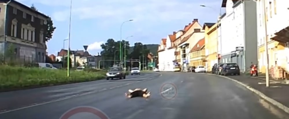 Położył się na środku ruchliwej ulicy w samych spodenkach i nie zamierzał się ruszyć [FILM]