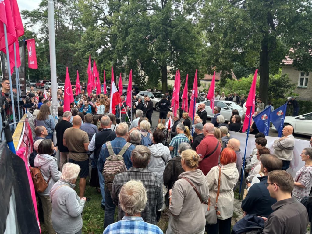 Pikieta pod szpitalem na wrocławskim Brochowie. Uczestnicy protestują przeciwko zatrudnieniu znanej lekarki