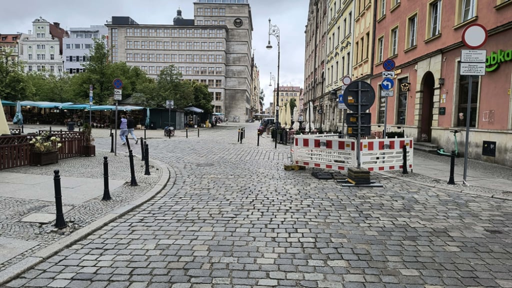 Zakaz wjazdu na Plac Solny we Wrocławiu prawdopodobnie zostanie z nami na stałe. ZDIUM planuję montaż barier i słupków