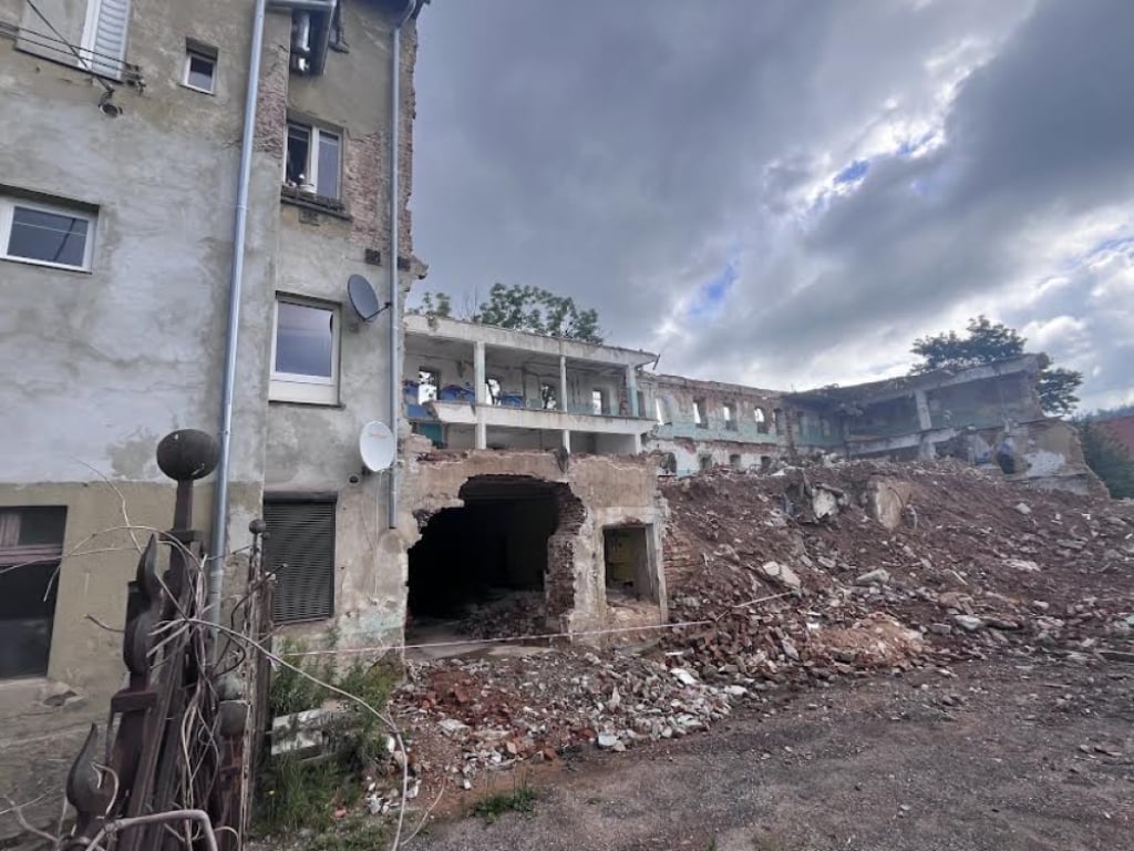 Problemy przy wyburzaniu fabryki w Wałbrzychu. Mieszkańcom sąsiedniej kamienicy grozi eksmisja?