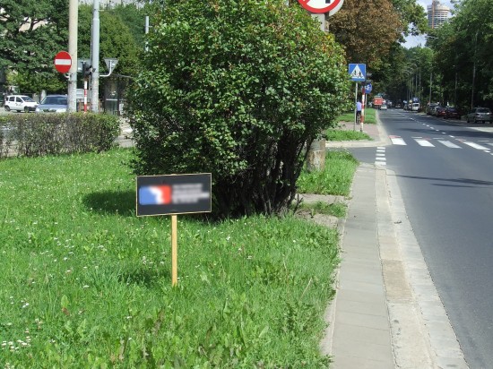 Tabliczki przydrożne niczym chwasty - 2