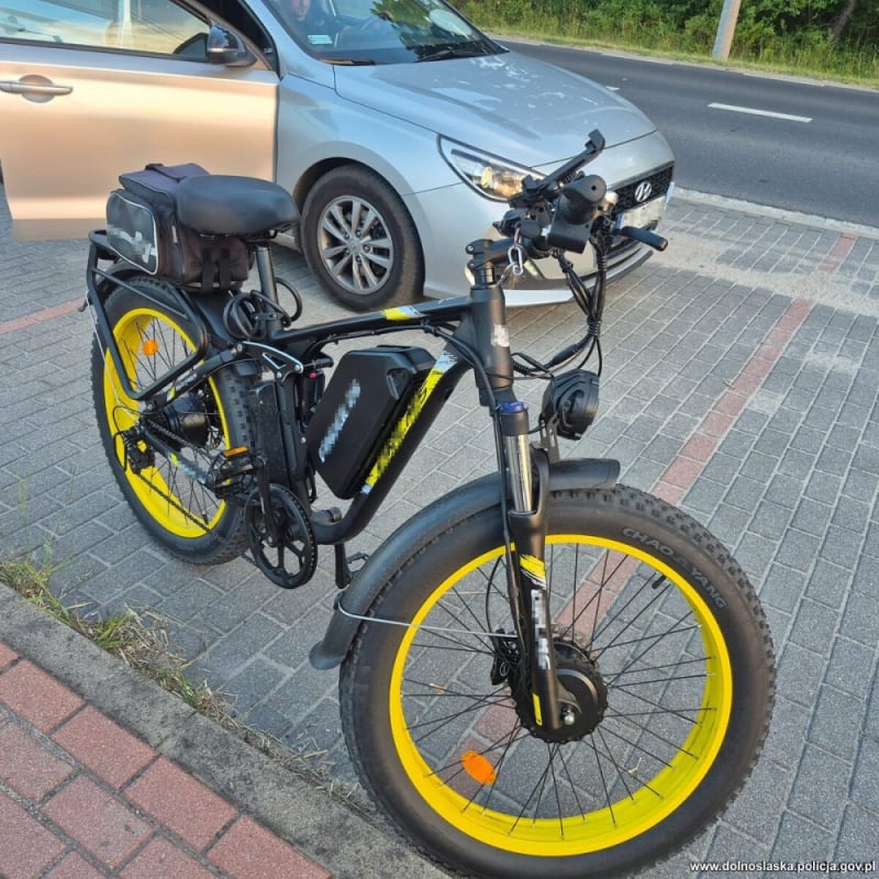 Wyprzedził policjantów na podwójnej ciągłej. Jechał... rowerem