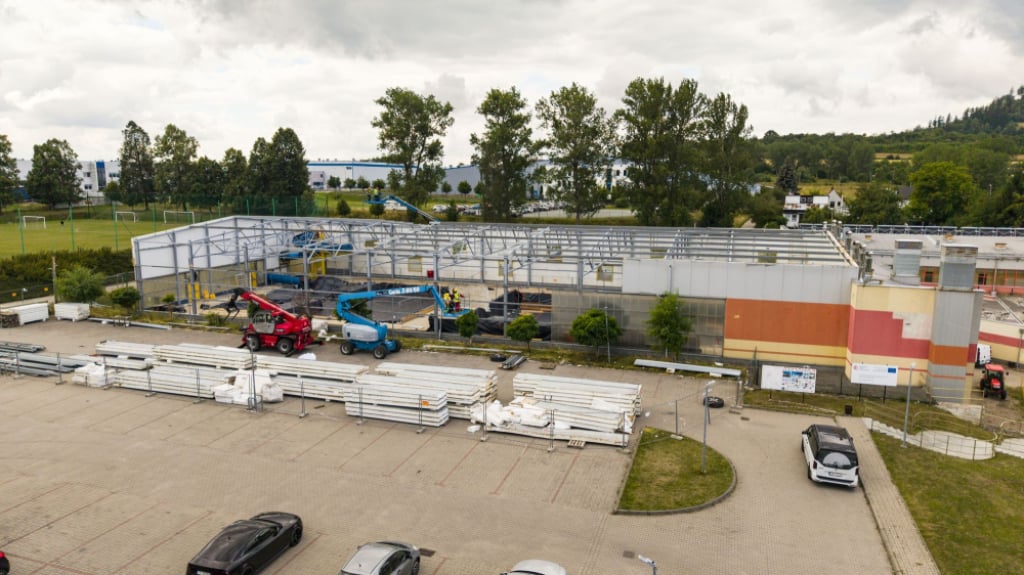 Kryta pływalnia w Nowej Rudzie wreszcie się zmienia. Na koniec remontu mieszkańcy jeszcze poczekają