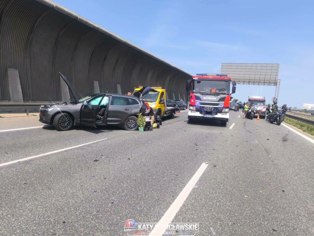 Kolizja 3 samochodów na Autostradowej Obwodnicy Wrocławia. Jezdnia zablokowana