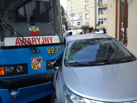 Tramwaj uderzył w budynek (Zdjęcia) - 0