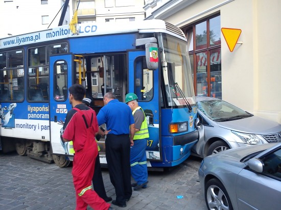 Tramwaj uderzył w budynek (Zdjęcia) - 1