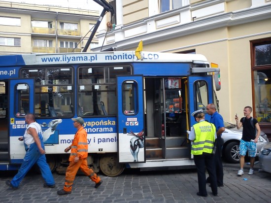 Tramwaj uderzył w budynek (Zdjęcia) - 2