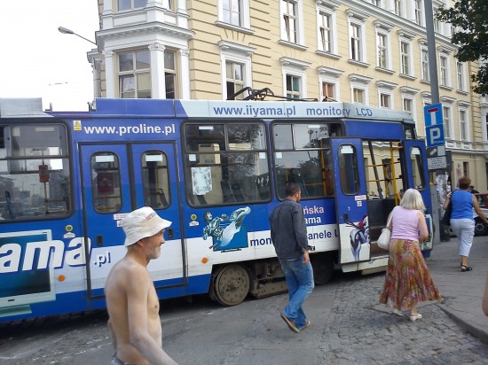 Tramwaj uderzył w budynek (Zdjęcia) - 4