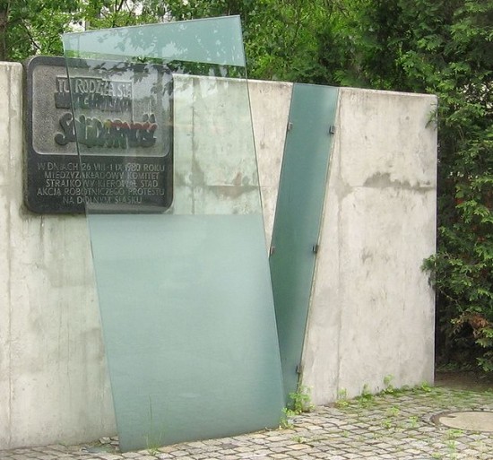 Pamiątkowa tablica Piotra Bednarza - Fot. Julo/Wikipedia