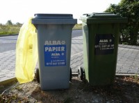 Wyrzucili śmieci... na teren stawów - fot. archiwum prw.pl
