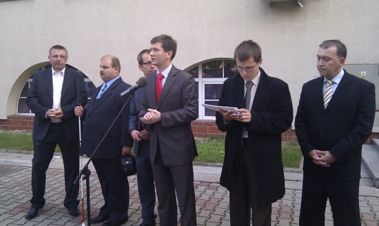 Kandydaci prezentują swoje poparcie - Fot. Piotr Kaszuwara