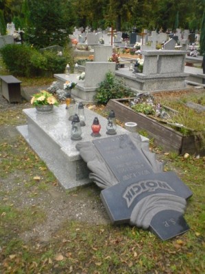 Wandale na legnickim cmentarzu - 3