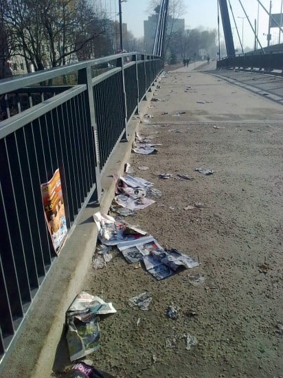 Okolice stadionu toną w śmieciach - Fot. Krzysztof Horwat