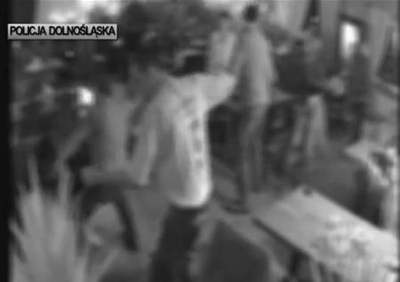 Walka na krzesła i butelki (Zobacz) - Fot. dolnoslaska.policja.gov.pl