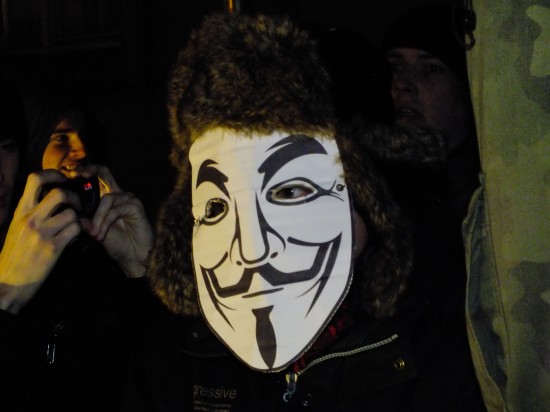 Pomnik przechodnia w masce ACTA - Fot. archiwum prw.pl