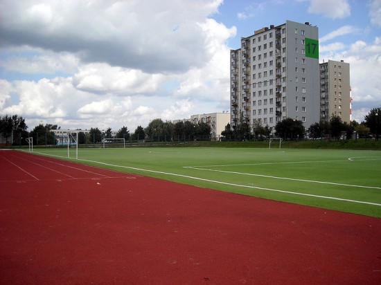 Przyszkolne boiska zamknięte na kłódkę - Fot. Wikipedia/Anaraga